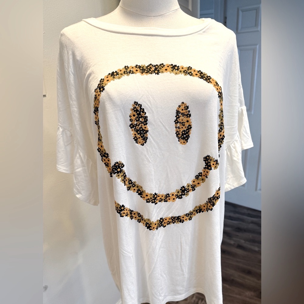 Oversized Smiley Face Floral Graphic Tee – Size XL – Made in USA